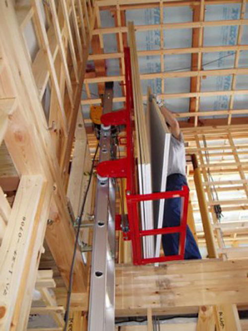 石膏ボードを荷揚げするために屋内に設置されたスカイアールキャリー垂直式