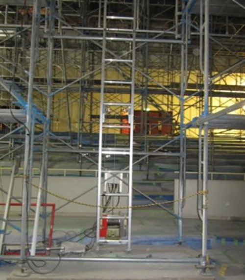 耐震補強工事で公共施設の大ホール内に設置されたスカイアールキャリー垂直式