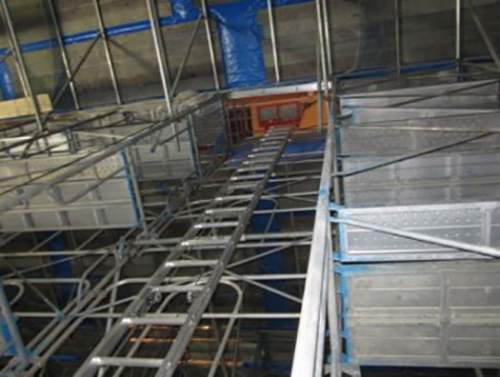 公共施設の大ホールの天井裏まで届くスカイアールキャリー垂直式