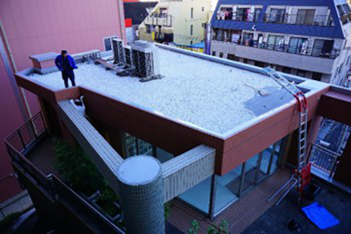 スカイアールキャリー傾斜式を利用して砂利石を敷き詰めたマンションの屋上