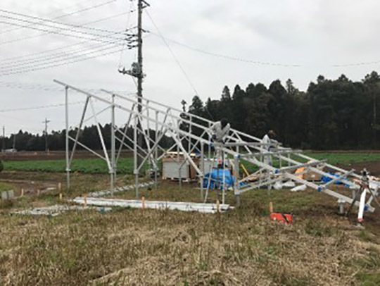 千葉県内の野立て太陽光パネルの設置工事現場
