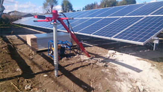 高トルクハンドオーガによる太陽光パネル設置済み現場での杭の手直し作業